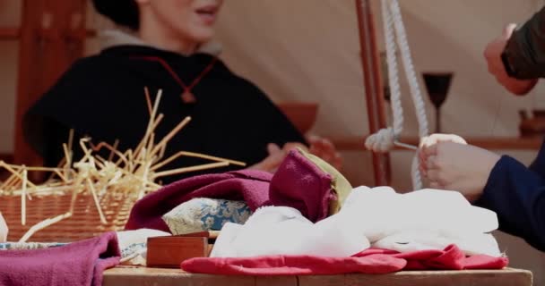 中世纪妇女编织外面的衣服 — 图库视频影像