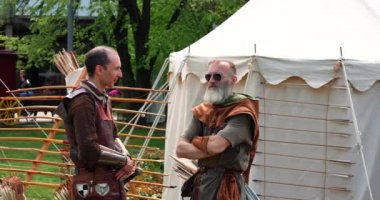 Okları ve yayları olan ortaçağ üniformalı iki adam.