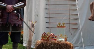 Orta Çağ 'dan, asker üniformalı çeşitli silahlar.