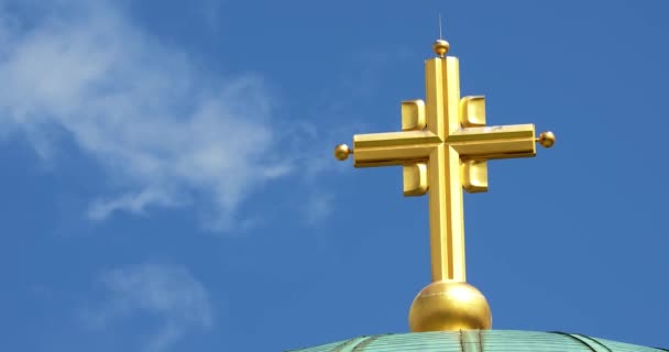 在教堂顶上的一个金黄色的十字架的时间 — 图库视频影像