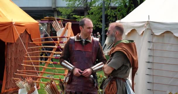Two Soldiers Medieval Armor Weapons Next Tent — Vídeo de stock