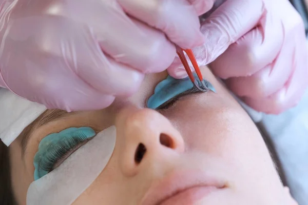 Lash Lamination Verfahren Kosmetologe trennt die oberen und unteren Wimpern. — Stockfoto