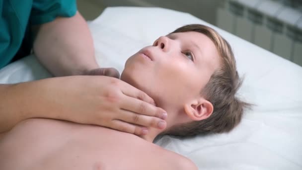 Sesión de terapia craneosacral, curación de la mandíbula de un adolescente por un médico terapeuta. — Vídeo de stock