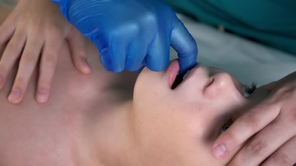 Sesi terapi craniosacral, penyembuhan rahang remaja oleh dokter terapis. — Stok Video