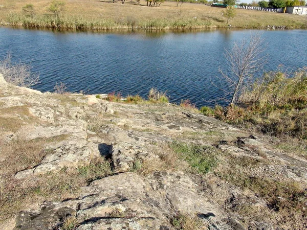 Landscape Rocky Shores Steppe Pond Covered Semi Dried Autumn Vegetation — Fotografia de Stock