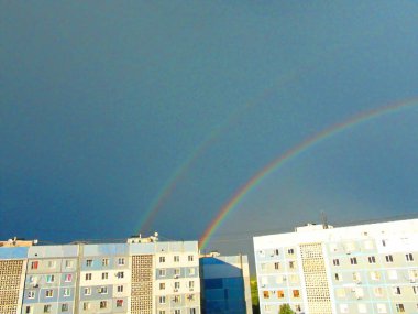 Güneşin ışınları yaz yağmurunun damlalarıyla çarpıştığında bulutlu gökyüzünde inanılmaz bir renk çekimi..