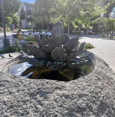 Admiring modern sculptural art in the parks of the city, each viewer imagines his own picture in his imagination: a prayer, a public request, the tenderness of hands, or something.