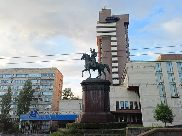 Surprisingly Monument Hero Civil War Whose Pedestal Reflects Attitude Ukrainians — Stock Photo, Image