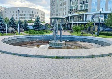 Sculptural composition of cheerful young people joyfully preparing to jump into a pond.