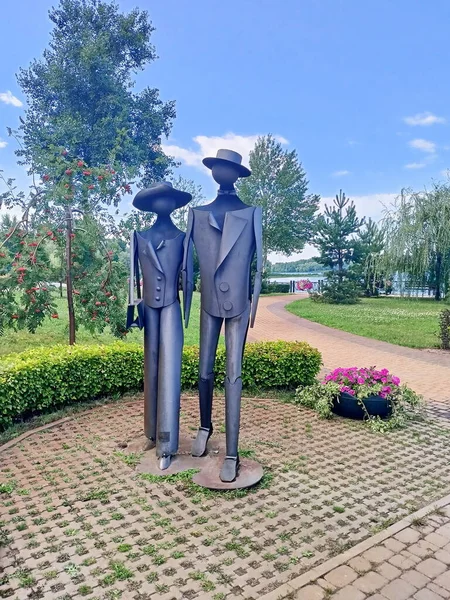 Metal Sculptural Composition Intelligent Couple Resting Park Shade Fragrant Trees — Stock Photo, Image