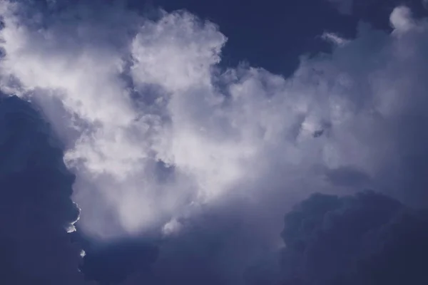 Dunkelblauer Himmel Und Wolken Mit Hellem Hintergrund — Stockfoto