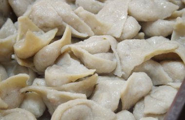 Beyaz balıklı wonton buğulama. Tayland 'da balıklı wonton aynı aperatifi deniz ürünleri sosu ya da erişte çorbası ile yiyebilir..