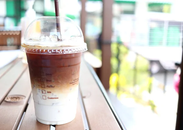 Eiskaffee Zwei Schichten Kaffee Und Milch Geschlossenem Plastikglas Mit Stroh — Stockfoto