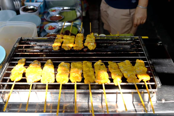 Paluszki Wieprzowe Satay Grillowanie Palarni Nierdzewnej Sprzedaż Tajlandia — Zdjęcie stockowe