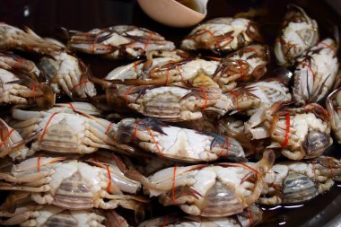 Balık sosu ile korunan Mavi Yüzen Yengeçler Tayland 'da satılık. .