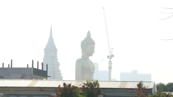Grande Statua Buddha Circondata Smog Bangkok Giorno Alto Livello Inquinamento — Foto Stock