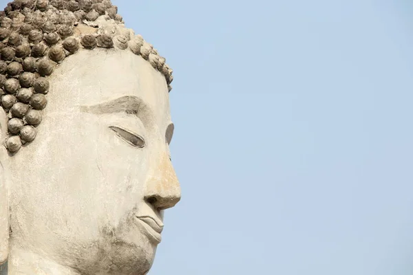 Cara Antigua Estatua Buda Cemento Fondo Cielo Azul Claro Provincia —  Fotos de Stock