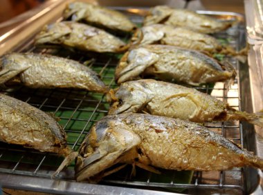 Kısa gövdeli uskumrular Tayland 'da ızgarada ızgarada. Taylandlılar baharatlı karides ezmeli ve sebzeli yemeyi sever..