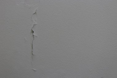 Yüzeyin dikey çatlak çizgisi beyaz renkli beton arkaplan.