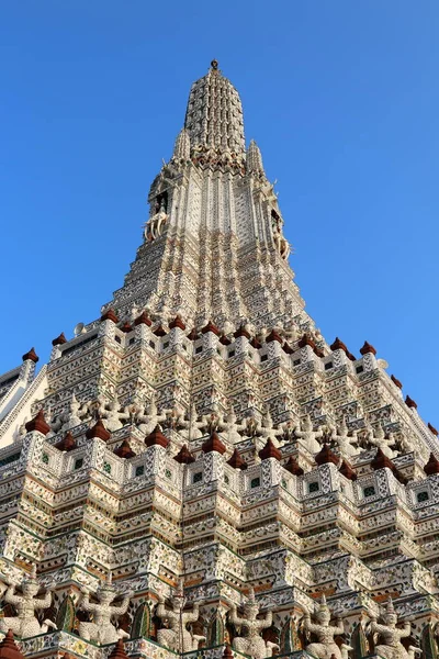 Pagoda Blanca Templo Wat Arun Cielo Azul Estatuas Antiguas Alrededor —  Fotos de Stock