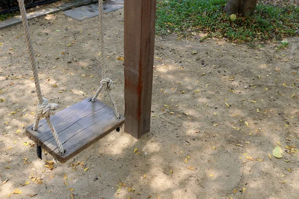 Columpio Madera Está Colgando Sobre Suelo Junto Poste Madera Tailandia —  Fotos de Stock