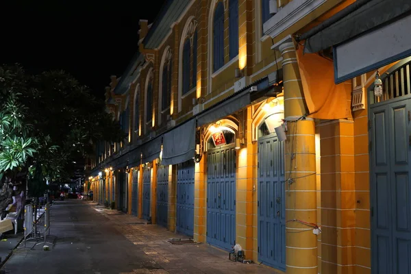 Żółty Budynek Retro Bangkoku Nocy Chodnik Budynek Stylu Europejskim — Zdjęcie stockowe