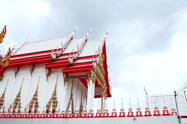 Junto Iglesia Colr Rojo Blanco Estilo Antiguo Tailandés Watkhunyingsomjean Fondo —  Fotos de Stock