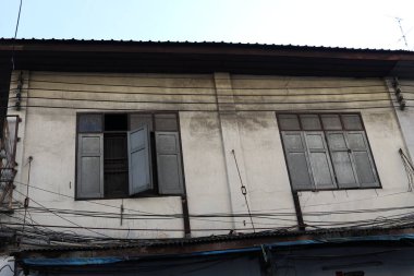 Bangkok, Tayland 'da eski bina tarzı ahşap pencereler.