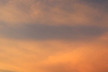 Yumuşak bulutlarda güneş ışığı ve mavi gökyüzü, akşam gökyüzü arkaplanı.