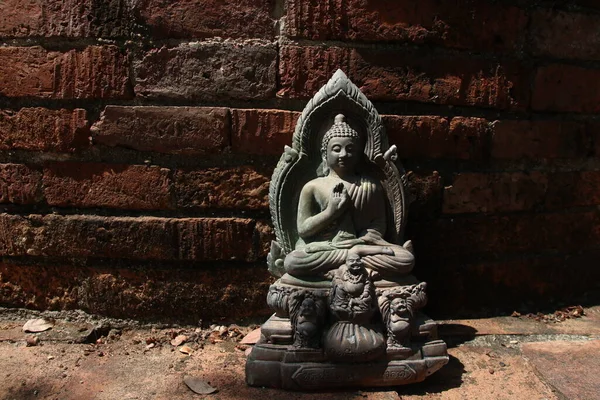 Una Estatua Buda Pared Ladrillos Retro Luz Del Sol Estatua —  Fotos de Stock