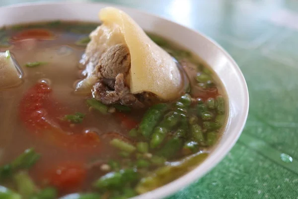 Sopa Rabo Boi Tigela Branca Sopa Origem Fundo Verde Tailândia — Fotografia de Stock