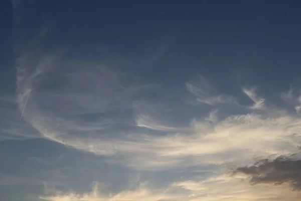 Weiße Wolken Und Blauer Himmel Sonnenlicht Auf Rechtem Hintergrund — Stockfoto