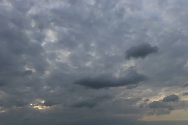 Graue Wolken Und Leichter Himmel Vor Dem Regen — Stockfoto