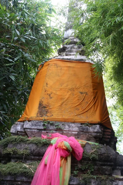 Small Ancient Stupa Covered Orange Cloth Tree Background Bangkok Thailand —  Fotos de Stock