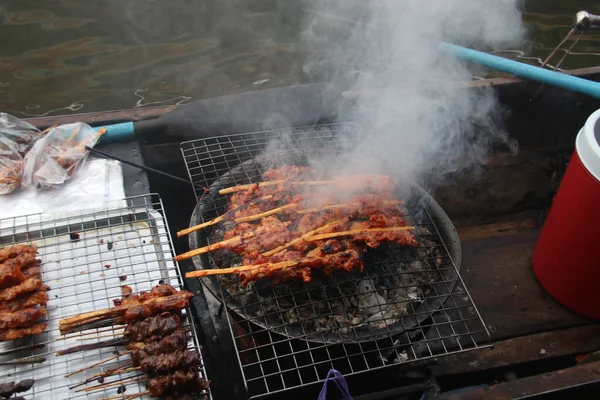 Chicken Clamping Bambusa Ruszcie Grillowanie Dym Tajskie Jedzenie Sprzedaż Drewnianej — Zdjęcie stockowe