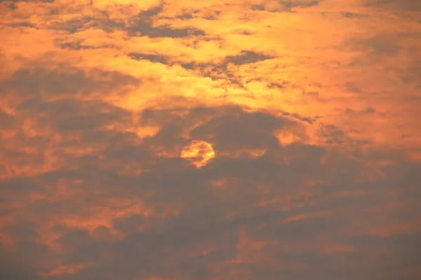 Orange Light Sunset Evening Gray Fluffy Cloud Covered Sun — Stock Photo, Image