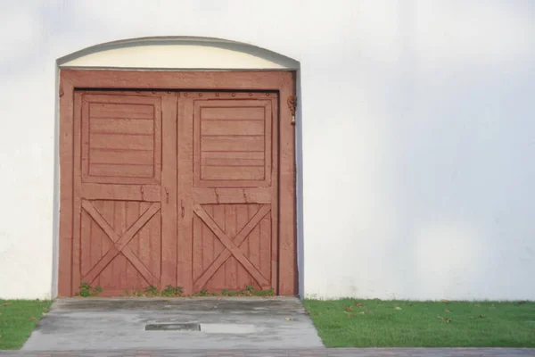 Red Brown Painted Wood Door White Wall Thailand Small Yard — Stock Photo, Image