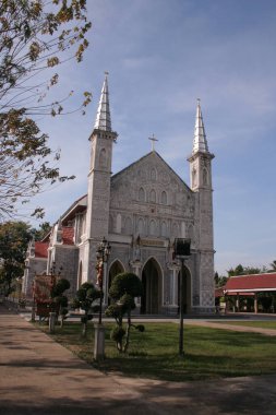 Gri renkli kilise ve mavi gökyüzü, Tayland 'ın Samutsongkram eyaletinde Meryem Ana Katedrali' nin doğuşu.