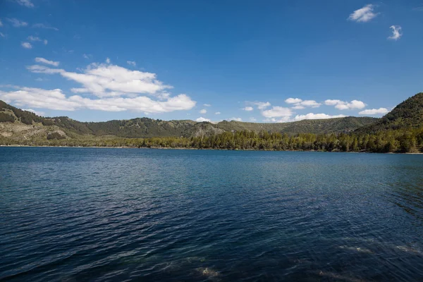Scenic View Lake Mountains Clear Blue Sky Horizontal Photo Natural — Fotografia de Stock