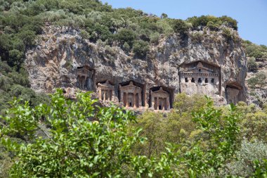 Koycegiz, Mugla, Türkiye - 12 Temmuz 2017: Koycegiz Dalyan 'daki Kaunos antik kentinde kralların kaya mezarları