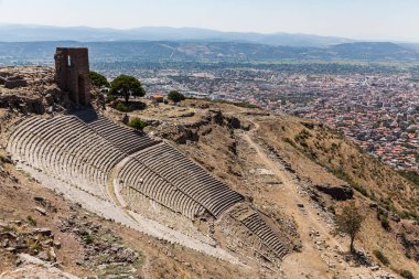Bergama, İzmir, Türkiye - 22 Temmuz 2017: Pergamon Akropolis kalıntıları, antik Yunan kenti Aeolis