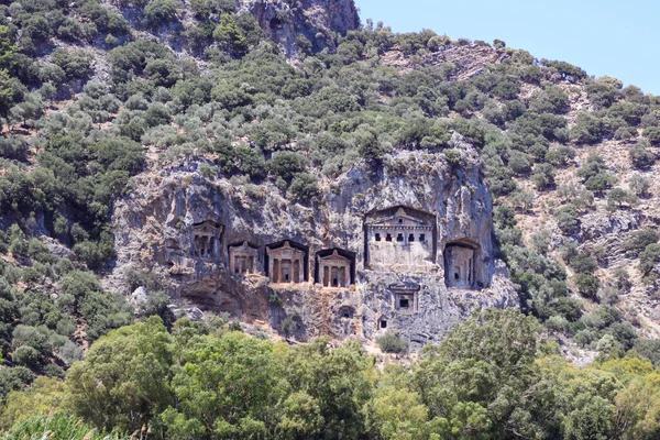 Koycegiz, Mugla, Türkiye - 12 Temmuz 2017: Koycegiz Dalyan 'daki Kaunos antik kentinde kralların kaya mezarları