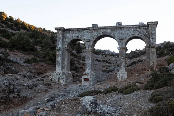Dosemealti, Antalya, Türkiye - 14 Aralık 2016: Ariassos antik kenti, su kemerleri