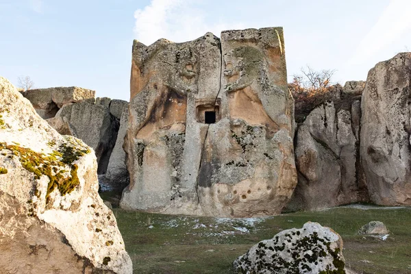 İhsaniye, Afyon, Türkiye - 12 Mart 2021: Phrygian vadisi, Midas anıtı ve taş mezarları