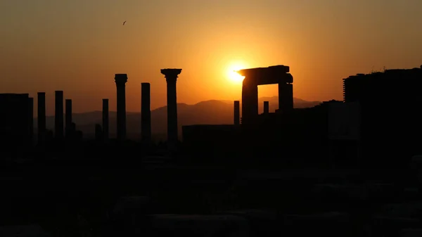 Selcuk, İzmir, Türkiye - 06 Temmuz 2012: Günbatımında Aziz Jean Anıtı sütunları, Türkiye