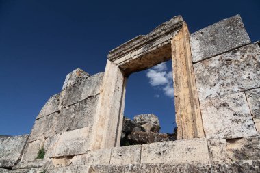 Pamukkale, Denizli, Türkiye: Nisan 03 2016: Hierapolis Necropolis, Türkiye (UNESCO Dünya Mirasları Listesi, 1988)