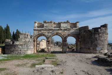 Pamukkale, Denizli, Türkiye: 3 Nisan 2016: Hierapolis 'te Domitian kapısı ve Frontinus Caddesi