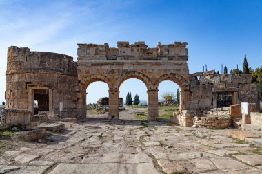 Pamukkale, Denizli, Türkiye: 3 Nisan 2016: Hierapolis 'te Domitian kapısı ve Frontinus Caddesi