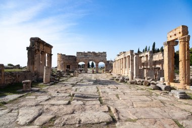 Pamukkale, Denizli, Türkiye: 3 Nisan 2016: Hierapolis 'te Domitian kapısı ve Frontinus Caddesi