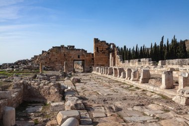 Pamukkale, Denizli, Türkiye: 3 Nisan 2016: Hierapolis 'te Domitian kapısı ve Frontinus Caddesi